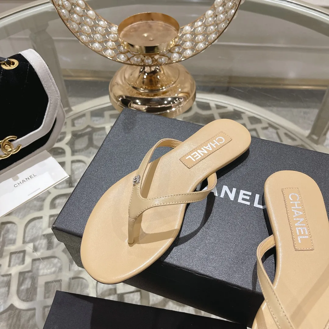 👟👟Ex-factory price 400👟👟 Chanel Xiaoxiang black herringbone flip-flops, simple, high-end and elegant ~ full of fragrance ~ very light on the foot ~ soft and comfortable, not stiff ~ no foot grinding ~ great foot feel ~ daily travel in summer ~ home vacation ~ easy to hod in various occasions ~ of course it must be beautiful in summer... ⇢✈ Upper: original 1:1 exclusive customized space cloth/sheepskin ⇢✈Outsole: original 1:1 exclusive molded genuine leather sole imported from Italy ⇢✈𝐒𝐈𝐙𝐄: 35-41 ⚠️Difference in market currency ~ high-end quality is definitely different‼ ️